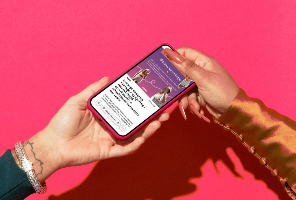 Projet Tapage & Boldie : téléphone qui passe de mains en mains, ouvert sur un article de blog de Tapage qui présente des comptes instagram vintage