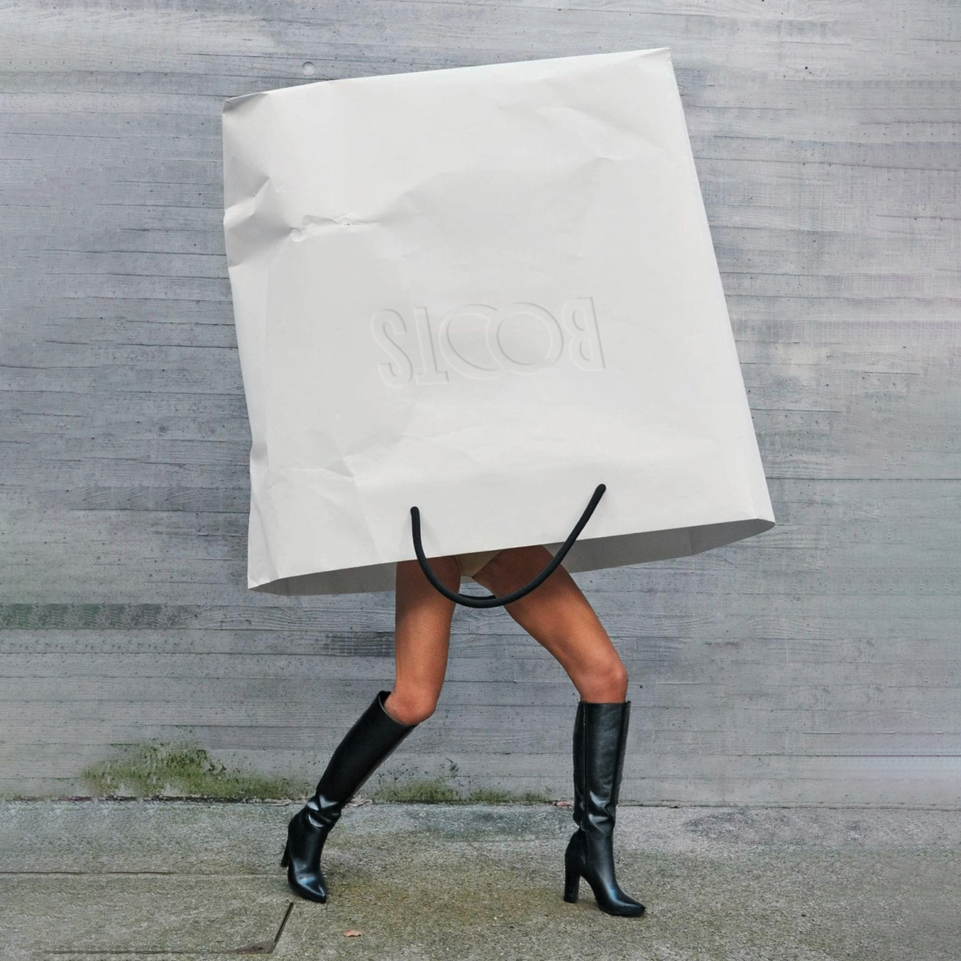 Projet Boots : femme qui porte des bottes à talon noirs, avec un immense sac de shopping sur la tête de la marque Boots