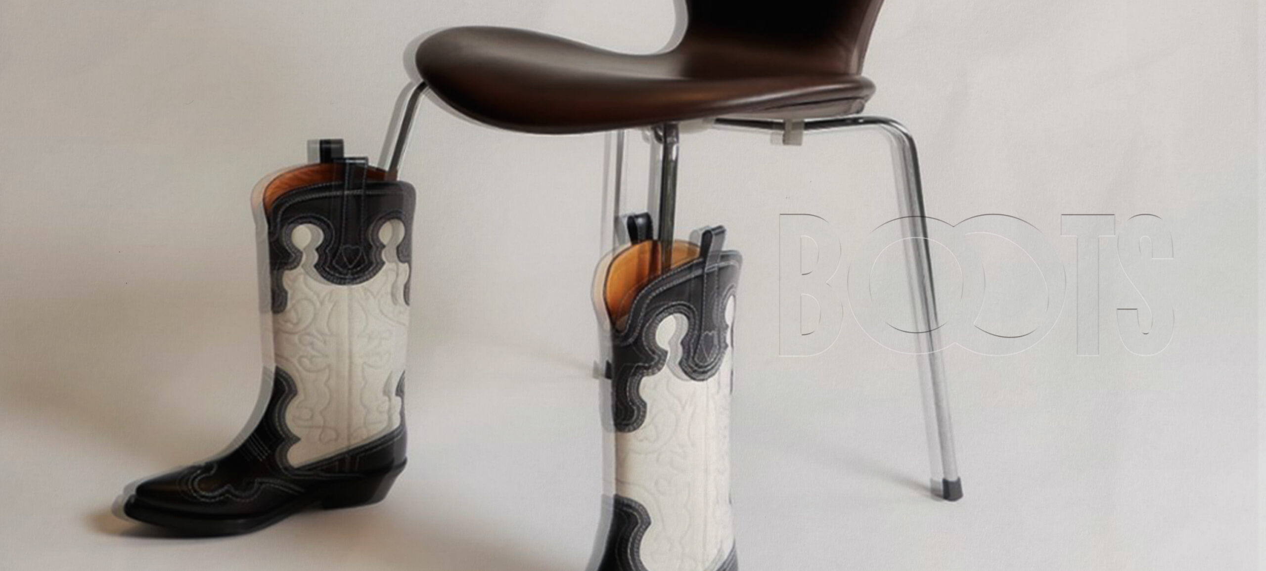 Projet Boots : logo en transparence, avec en fond une photo d'une chaise marron chaussée de bottes de cow-boy