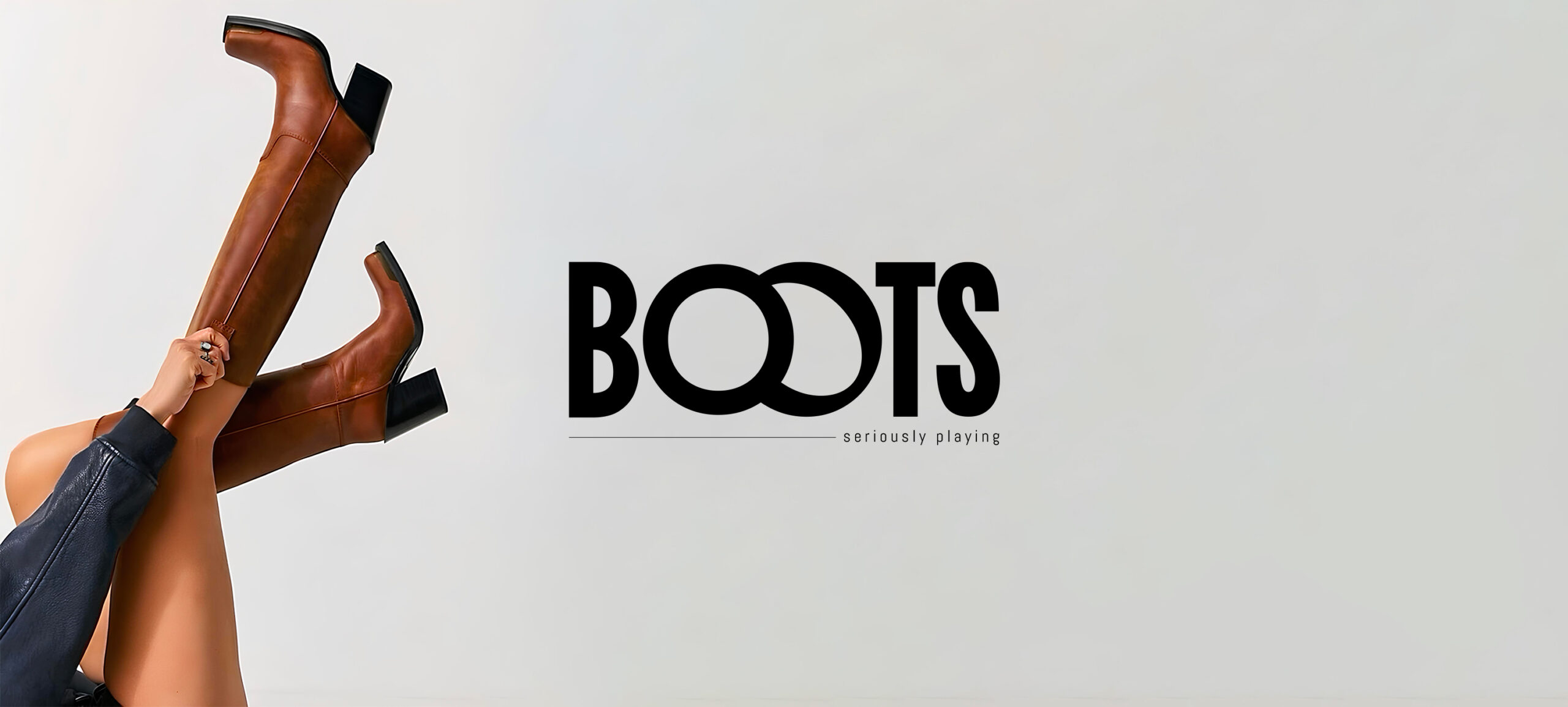 Projet Boots : logo de la marque "Boots, seriously playing", avec en fond une photo d'une femme qui enfile des bottes marron