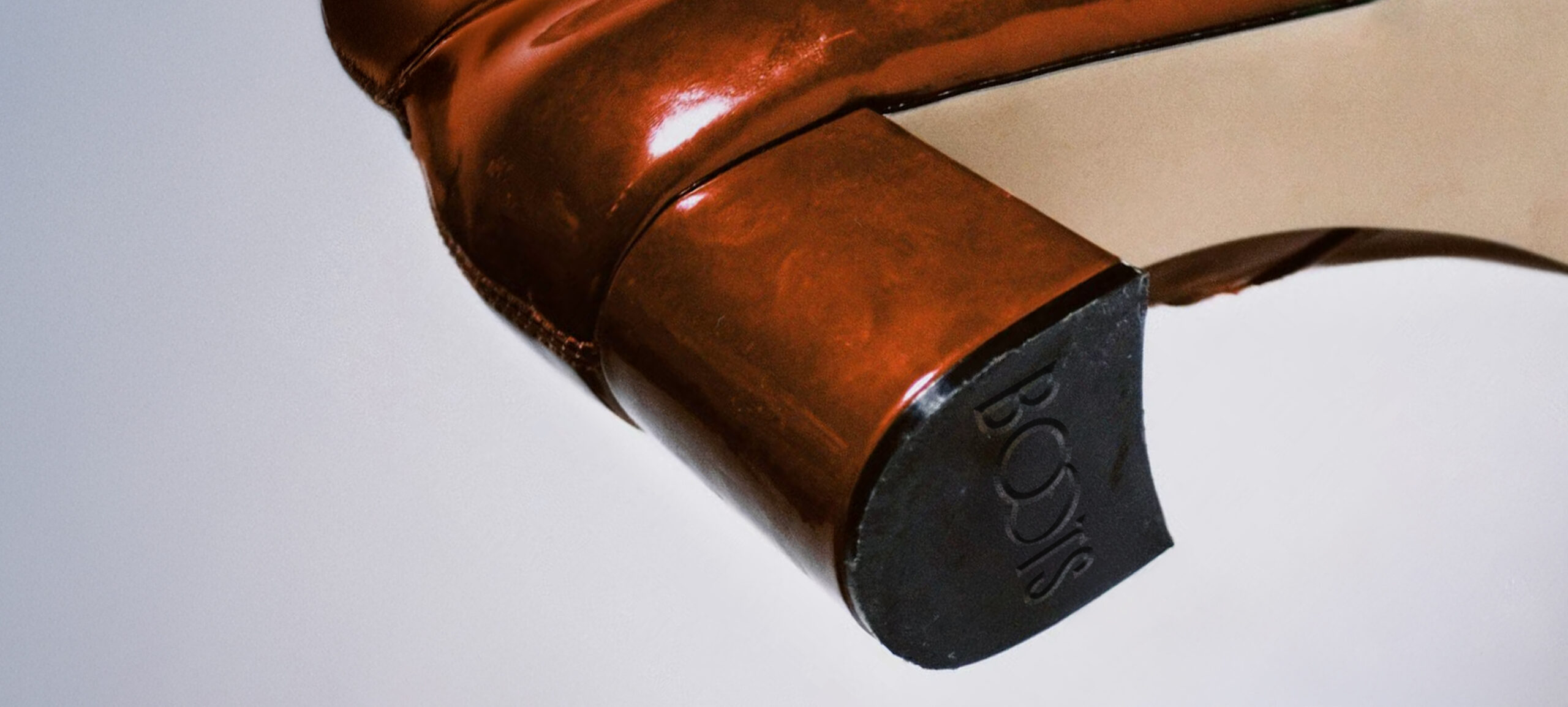 Projet Boots : logo embossé dans le talon d'une botte marron en cuir