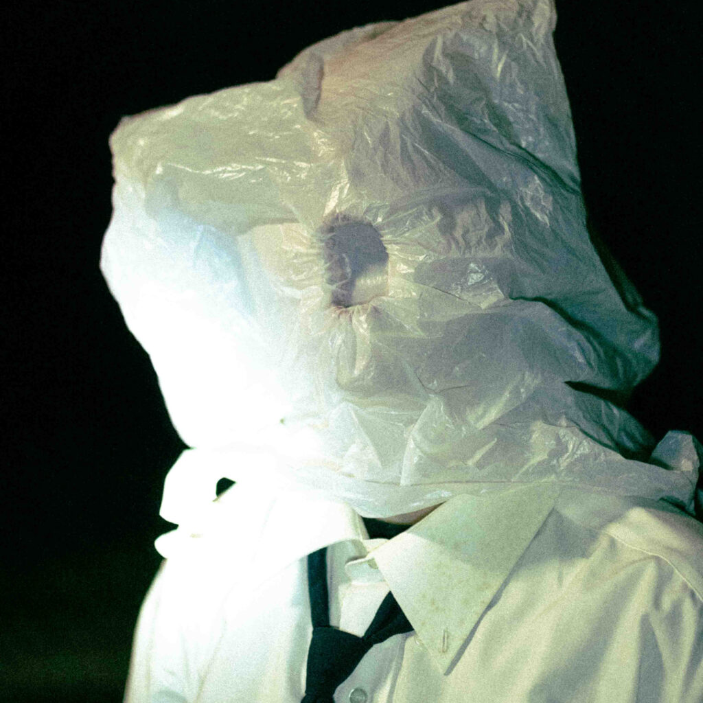 Projet Court Métrange : photo d'une fille qui étouffe dans un sac en plastique