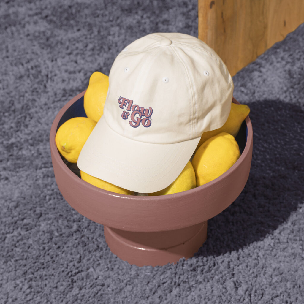casquette beige avec logo posée dans un bol de citrons