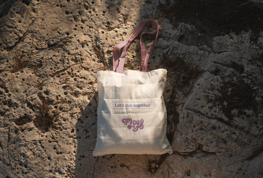 tote-bag Flow & Go aux bretelles roses floqué du logo et du slogan "let's run together"
