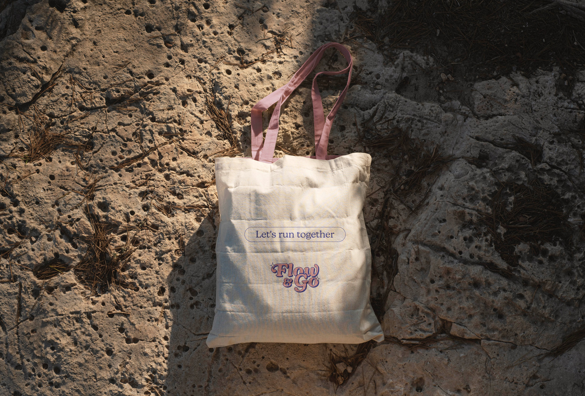Projet Flow & go : tote-bag aux bretelles roses floqué du logo et du slogan "let's run together"