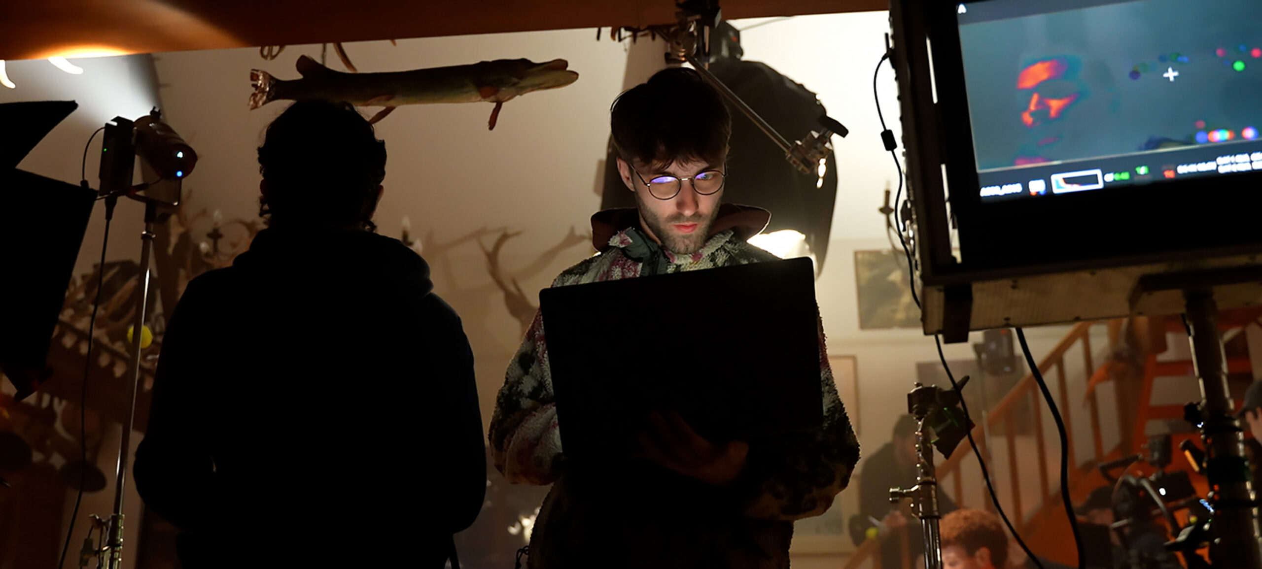Projet mathis capitaine : photo de Mathis Capitaine au milieu des caméras, un ordinateur à la main