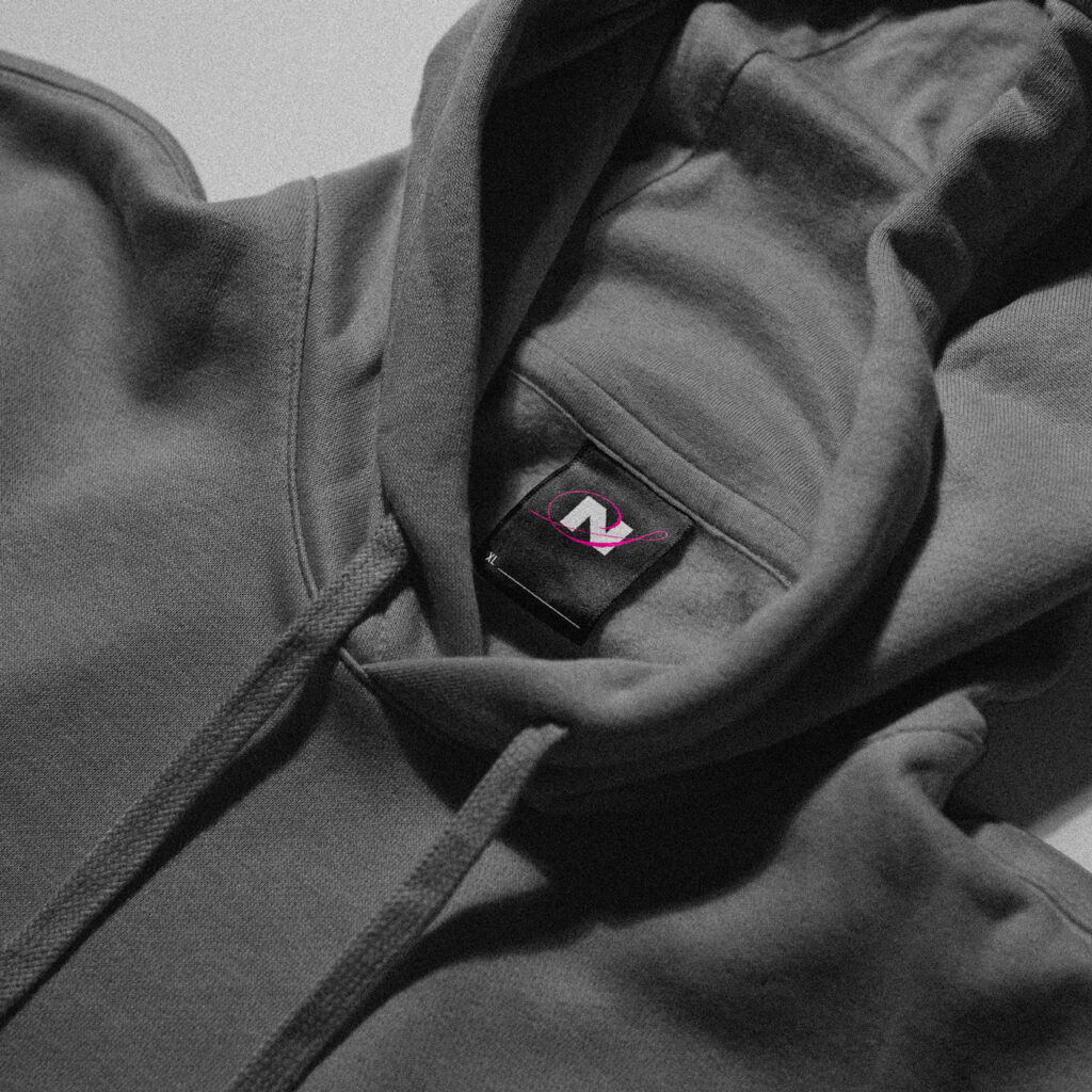 hoddie gris avec l'étiquette dans le col de Nana des sapes