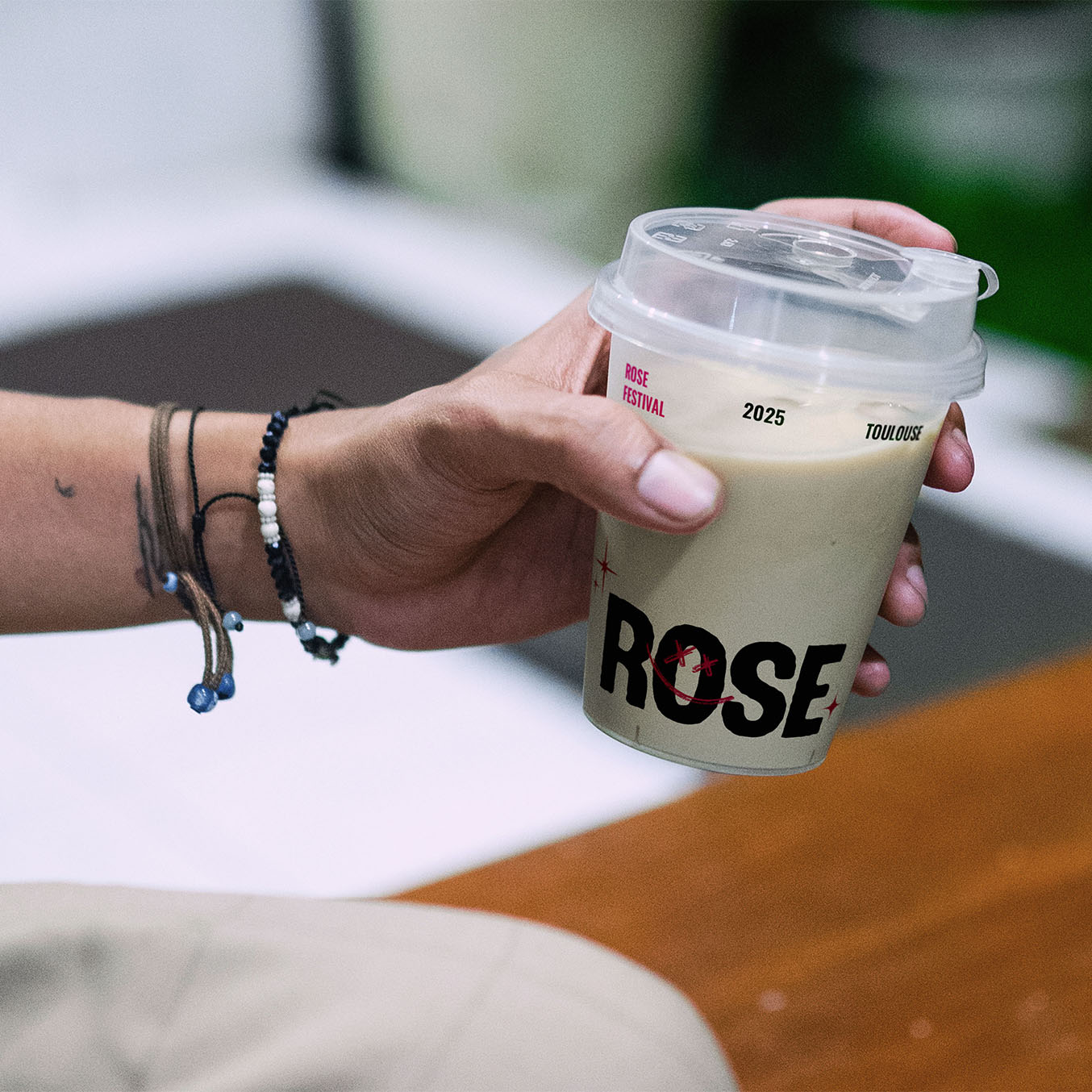 Projet Rose festival : cup en plastique de café floqué aux couleurs du festival