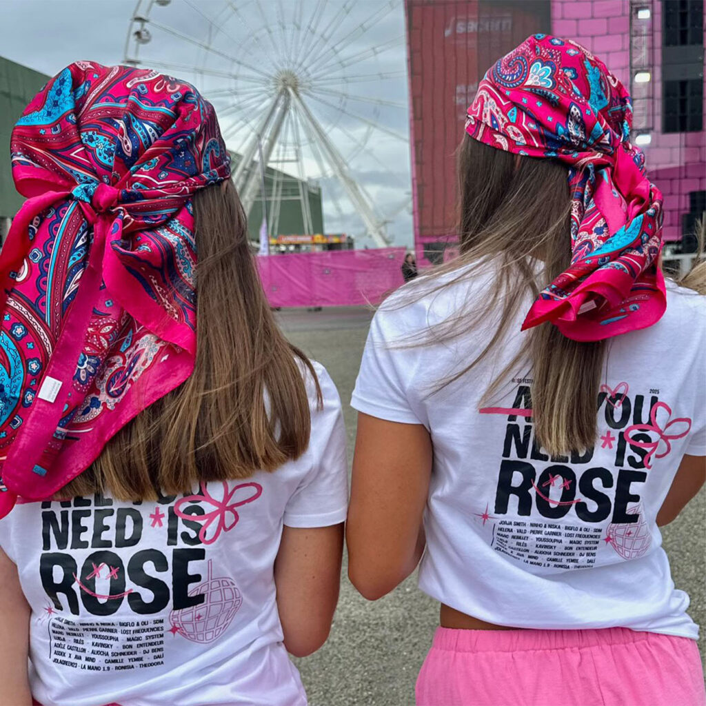 Projet Rose festival : photo de Manon et sa cousine, portant les tee-shirt au sein du festival