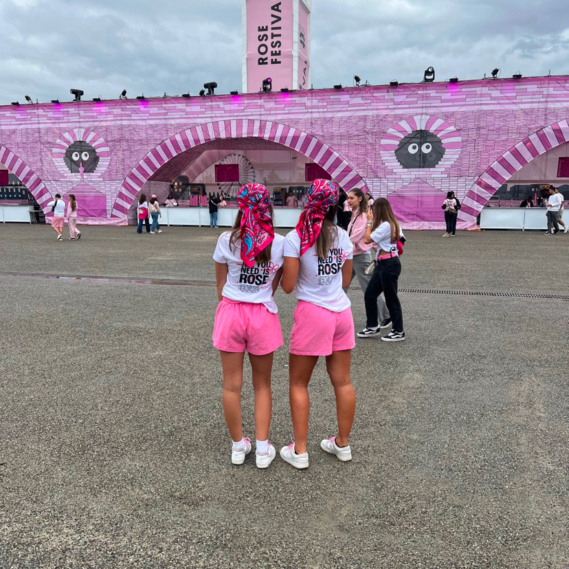 Projet Rose festival : photo de Manon et sa cousine, portant les tee-shirt au sein du festival