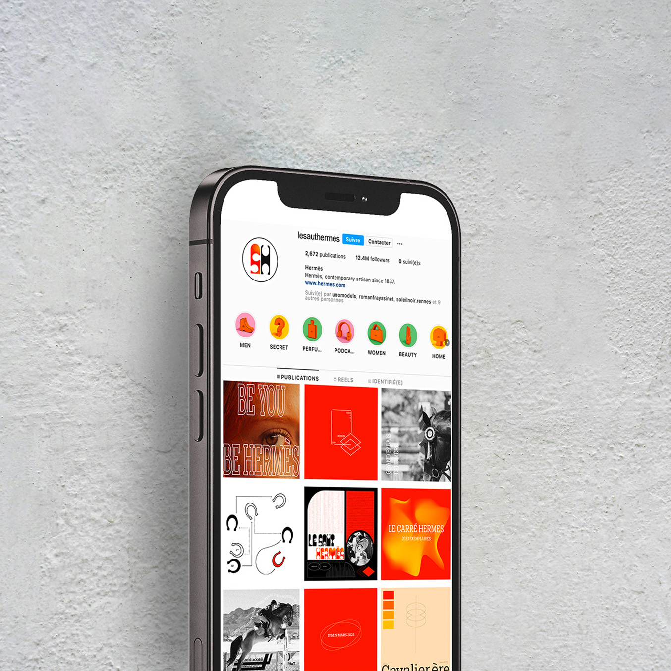 Projet saut hermès : feed instagram du Saut hermès, avec des posts en noir et blanc ou dans des tons orangés
